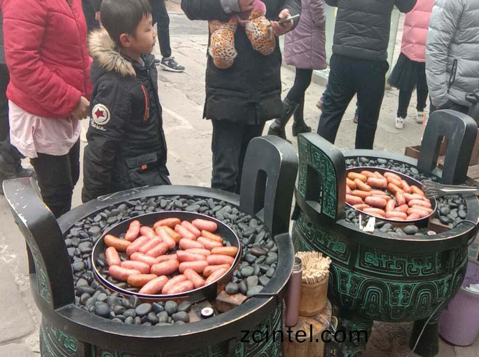 漢(han)伯(bo)尅(ke)石(shi)鍋(guo)烤(kao)腸貴陽廟(miao)會(hui)倍受(shou)歡迎