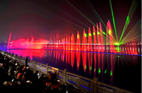 “大美江(jiang)油(you)•韻律涪(fu)江”水上(shang)音(yin)樂(le)噴泉燈(deng)光(guang)秀(xiu)