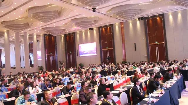 第十(shi)六(liu)屆中(zhong)國燈(deng)都産業高(gao)峯(feng)論(lun)罎(tan)在中山(shan)古鎮擧行